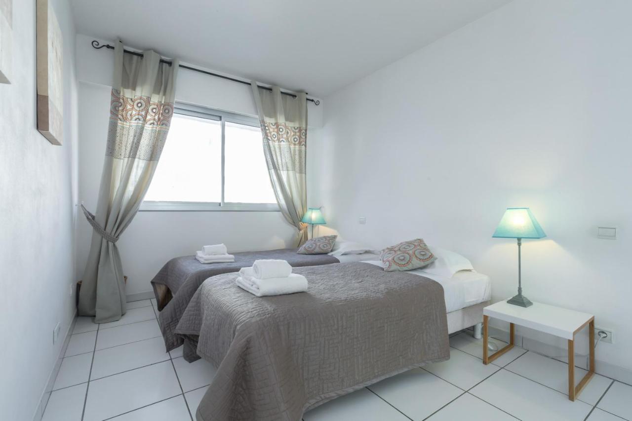 Bright Two Bedroomed Apartment On The Beach In Cannes With Huge Terrace With Fabulous Sea Views - 2001 מראה חיצוני תמונה
