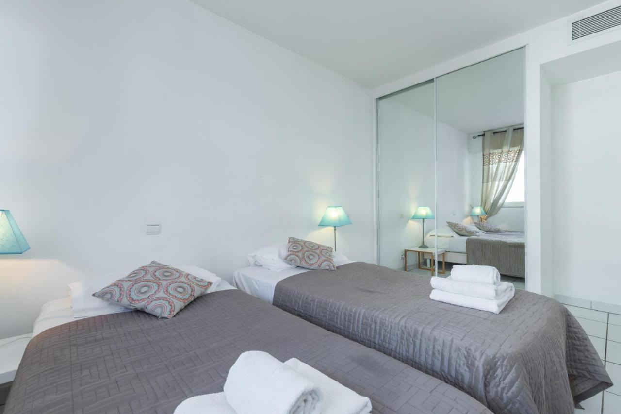 Bright Two Bedroomed Apartment On The Beach In Cannes With Huge Terrace With Fabulous Sea Views - 2001 מראה חיצוני תמונה